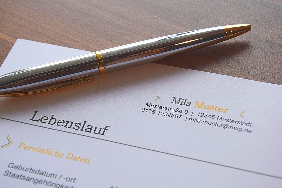 Ein Lebenslauf mit einem Kugelschreiber darauf, bereit für eine Bewerbung.